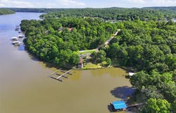 1077 Duncan Drive, Edwards, MO 65326