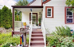1908 F St, IA 52240