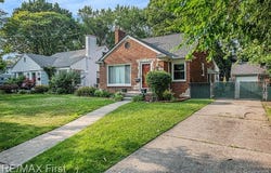 1070 Hampton Road, Grosse Pointe Woods, MI 48236