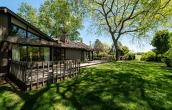 8 Pinewood Ct, Wind Point, WI 53402
