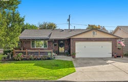 1700 RAINIER Rd, Woodburn, OR 97071