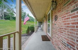 16 Henderson Hill Road, Hampton, NJ 08827