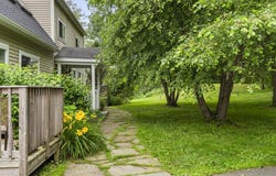 5 Hillside Place, Boothbay, ME 04537
