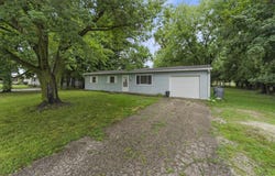 300 E Pickwick Drive, Syracuse, IN 46567