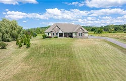 427 Co Rd 8, Farmington, NY 14425