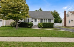 14 Po Lane, Hicksville, NY 11801