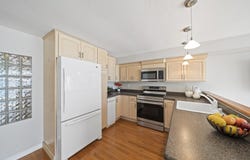 40 Oceanside Dr, Hull, MA 02045