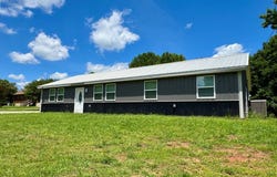 1025 Center Ln, Byrdstown, TN 38549