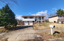 2827 W LARCHMONT Lane, Peoria, IL 61615