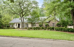 112 Heatherwood Dr., Hattiesburg, MS 39402