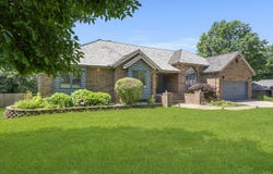 930 W Sherwood Drive, Springfield, MO 65810