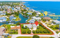 1050 Edgewater Ln, Gulf Breeze, FL 32563