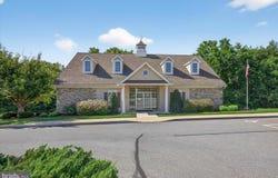 16 LEEDS COURT, LANCASTER, PA 17602