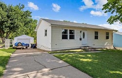 105 E Clark St, Hiawatha, IA 52233