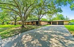 902 E Inez, Beeville, TX 78102