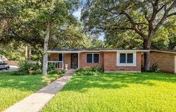 1017 W Tucker Boulevard, Arlington, TX 76013