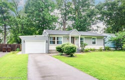 5005 Red Oak Ln, Louisville, KY 40218