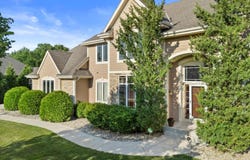 W160n5452 Westwind Dr, Menomonee Falls, WI 53051