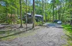 102 Sugarberry Lane, Greentown, PA 18426