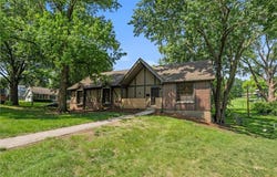 16 W Bridlespur Terrace, Kansas City, MO 64114