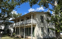 1009 N Tivy St, Kerrville, TX 78028