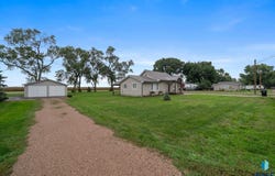 551 N 6th Ave, Canistota, SD 57012