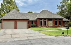 3306 Thunderbird Dr, Hutchinson, KS 67502-9227