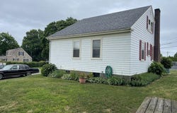 14 Forest Ave, Middletown, RI 02842