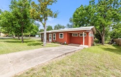 304 W Live Oak St, Fredericksburg, TX 78624