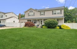 89 Floyd Street, Deer Park, NY 11729