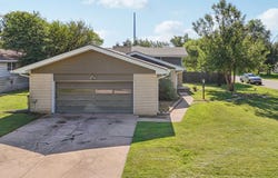 4 W Rolling Hills Dr, Wichita, KS 67212