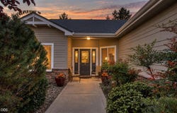 33 Broken Stone Way, Eagle Point, OR 97524