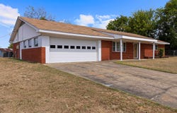 905 Hillcrest St, Linden, TX 75563