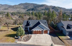 209 White Oak Way, Shady Cove, OR 97539