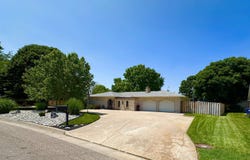 516 Ponderosa Ln, Sterling, KS 67579