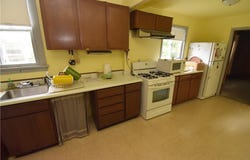 1323 Leaside Dr, Lincoln Place, PA 15207