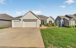 3004 SW SILVERSPUR Lane, Lee's Summit, MO 64081