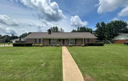 236 Swoope Drive W, Columbus, MS 39702