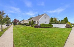 39 Croyden Lane, Hicksville, NY 11801