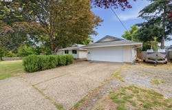 1360 SW 2ND St, McMinnville, OR 97128