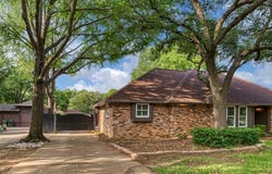 2104 Riverforest Court, Arlington, TX 76017