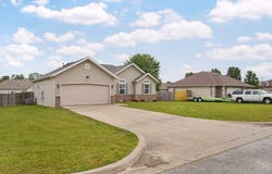 410 E Magnolia Court, Strafford, MO 65757