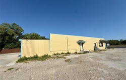1212 E Pierce St, Luling, TX 78648