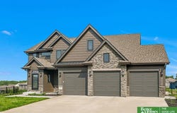 9929 S 103 Avenue Circle, Papillion, NE 68046