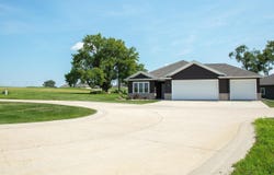 132 Fairway Dr, Waverly, IA 50677