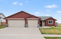 717 N Main St, Lennox, SD 57039-2386