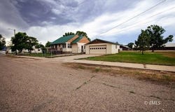 413 N 15th Ave, Forsyth, MT 59327