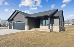 718 Pointer Circle, Center Point, IA 52213