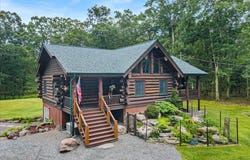 157 Tinkwig Drive, Hawley, PA 18428