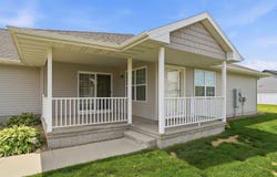 904 NE Cresent View Drive, Cedar Rapids, IA 52402